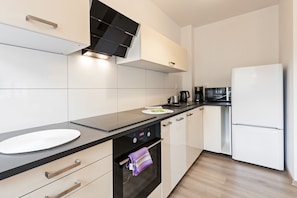 Espacio para trabajar con laptop y tabla de planchar con plancha