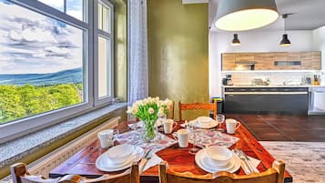 Apartment (3/13) | Wohnbereich | Flachbildfernseher