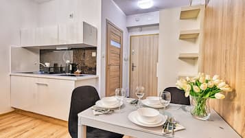 Studio (3/11) | In-room dining
