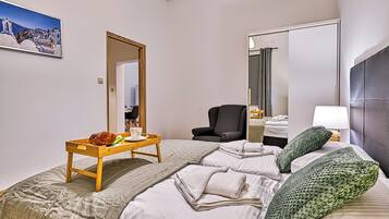 Laptop workspace, iron/ironing board, free WiFi, bed sheets