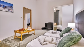 Espacio para trabajar con laptop y tabla de planchar con plancha