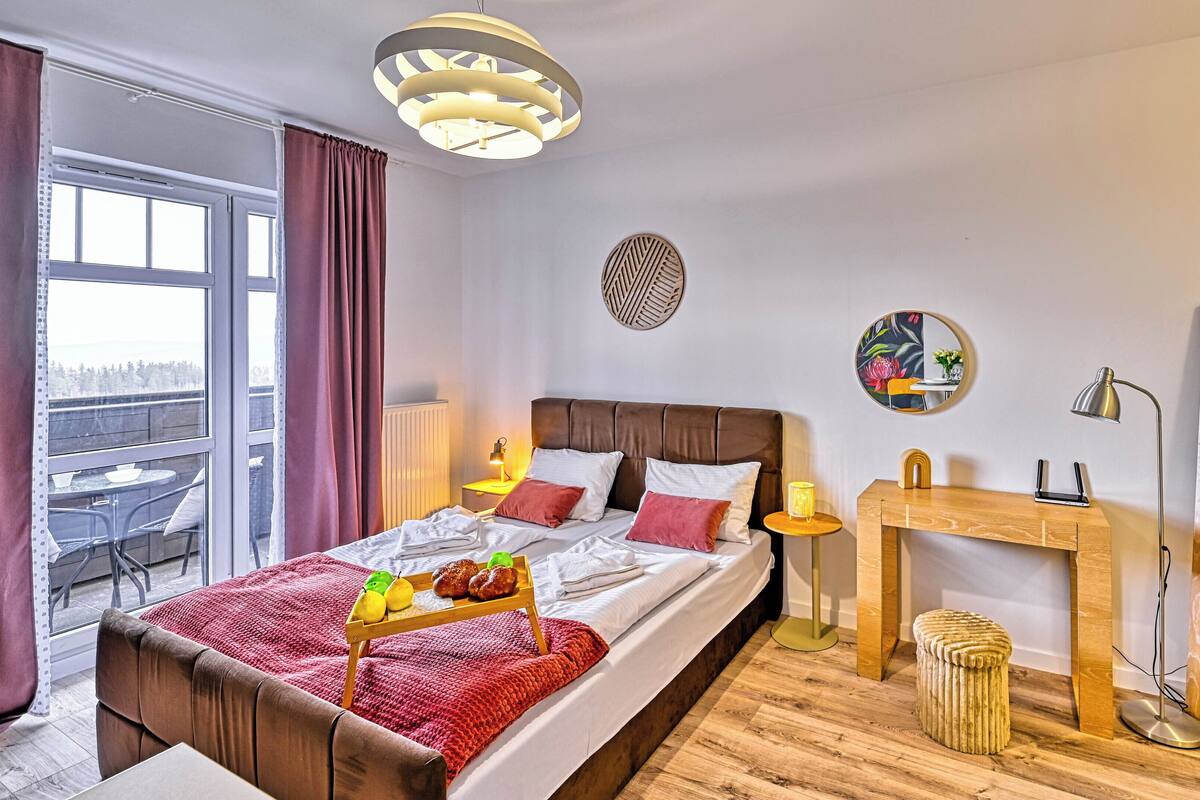 Studio (3/15) | Laptop workspace, iron/ironing board, free WiFi, bed sheets