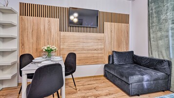 Studio (3/11) | Living area | Flat-screen TV