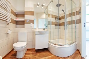 Apartemen (Komuny Paryskiej 39/2) | Ruang kerja ramah laptop, setrika/meja setrika, dan Wi-Fi gratis