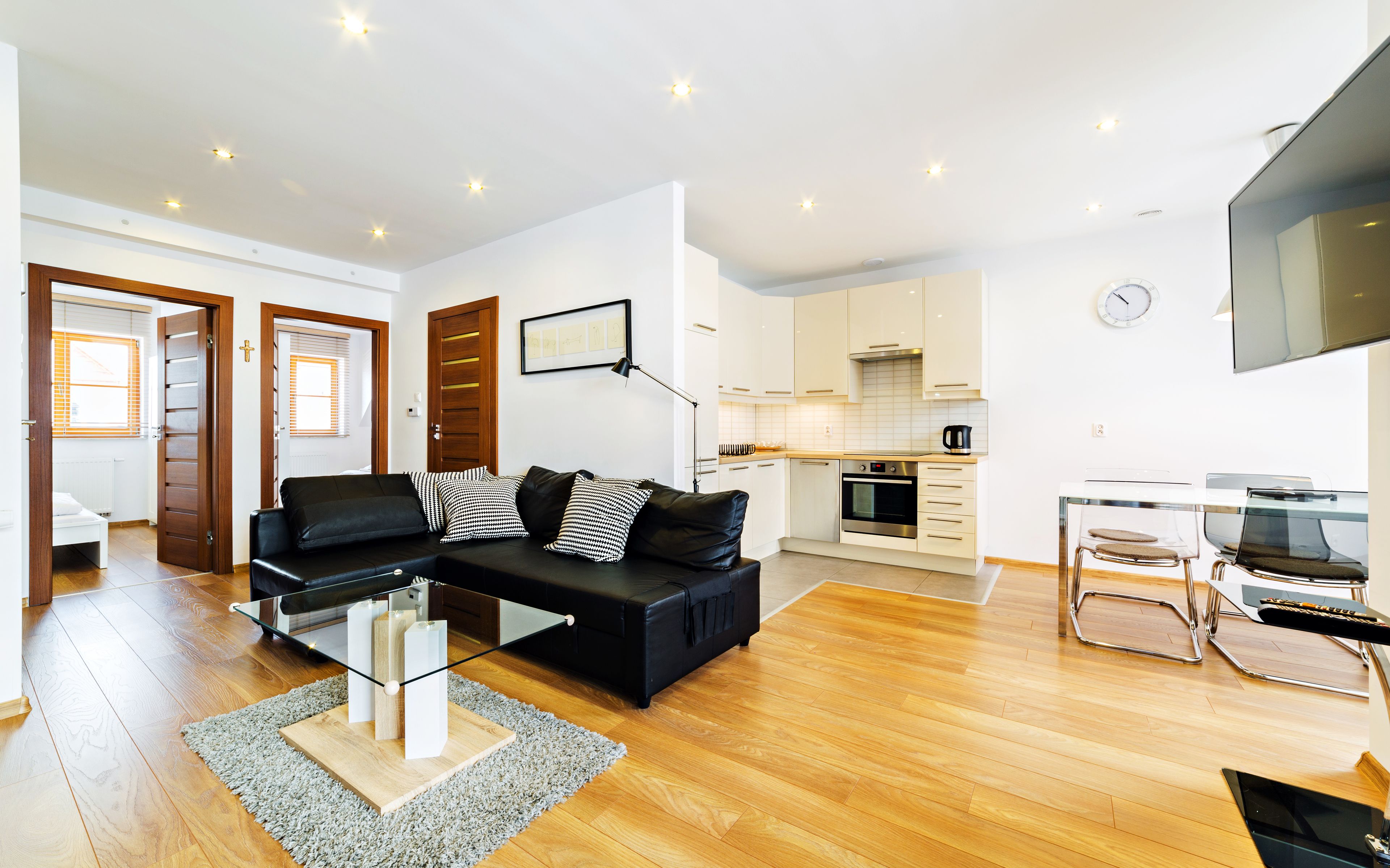 Laptop workspace, iron/ironing board, free WiFi, bed sheets