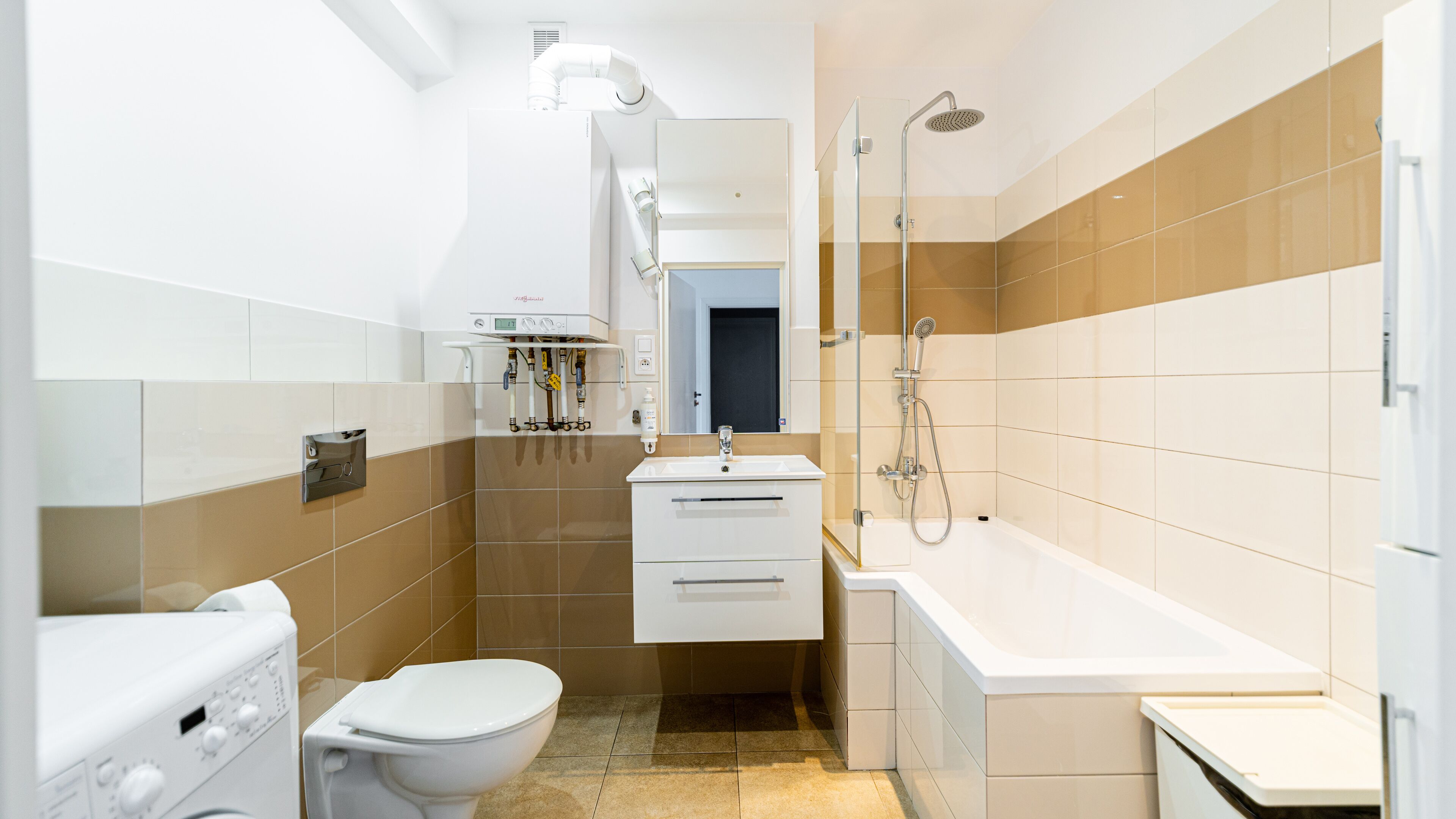 Ein kleines Badezimmer mit Toilette, Waschbecken und Dusche.