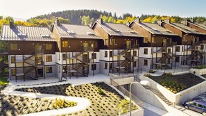 A modern multi-story building with multiple balconies and staircases. - Apartamenty Sun & Snow Residence Karpacz (Karpacz)