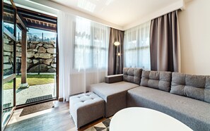 Apartamento (Mysliwska 1G/2) | Espacio para trabajar con un portátil y tabla de planchar con plancha