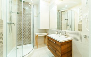 Departamento Deluxe (Mysliwska 1D/04) | Baño | Regadera y toallas 