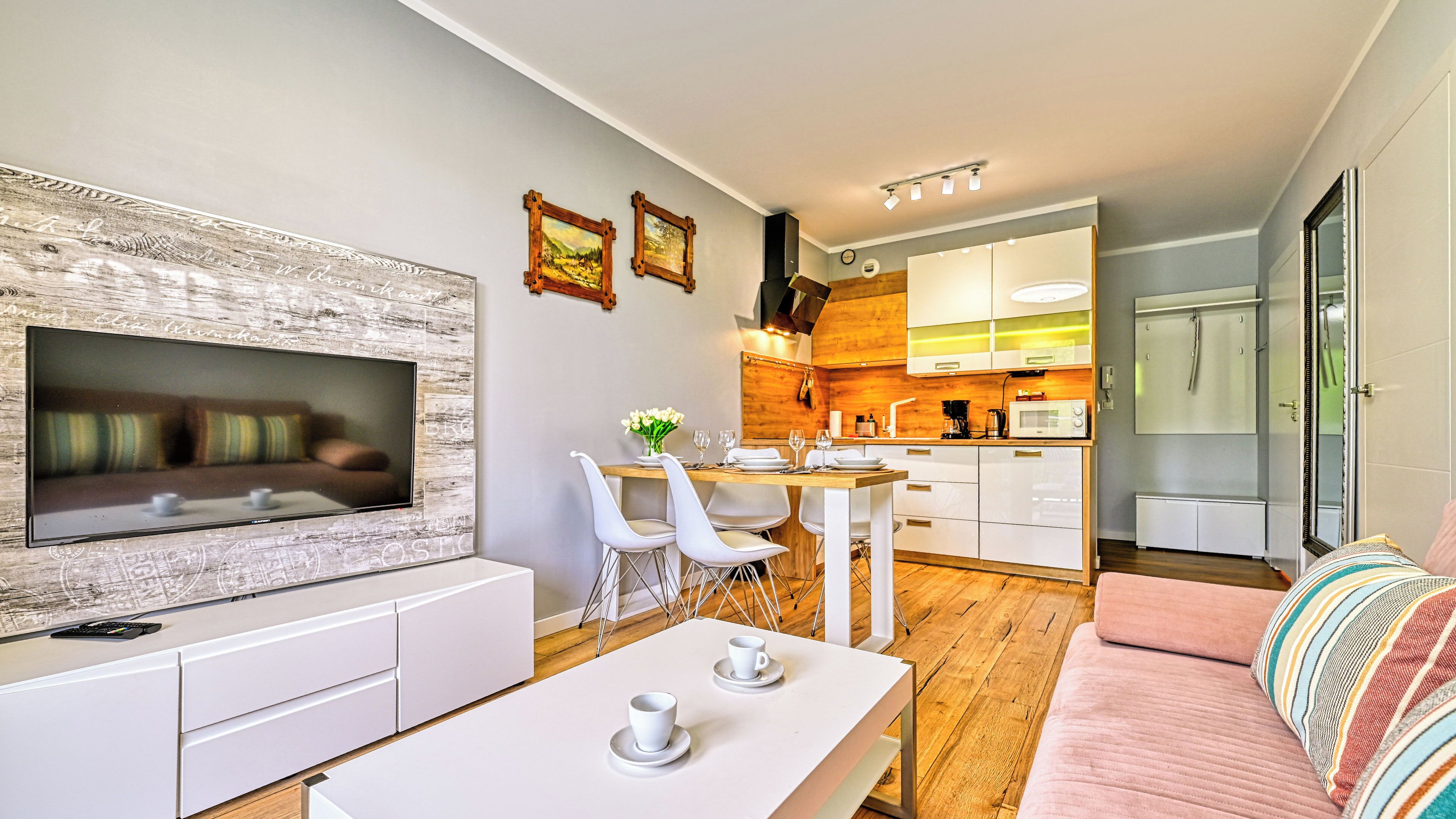 Apartment (9/29) | Wohnbereich | Flachbildfernseher