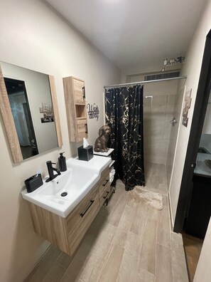 Standard Suite | Bathroom | Shower, free toiletries, hair dryer, towels - Casa Of Essence (San Juan)