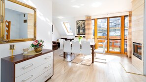 Apartamento (Mysliwska 28/2) | Zona de estar | Una televisión de pantalla plana, un reproductor de DVD