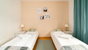 Apartamento (Myśliwska 52/1) | Espacio para trabajar con un portátil y tabla de planchar con plancha