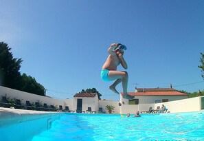 AuĂenpool, geöffnet von 10:00 Uhr bis 18:30 Uhr, LiegestĂŒhle