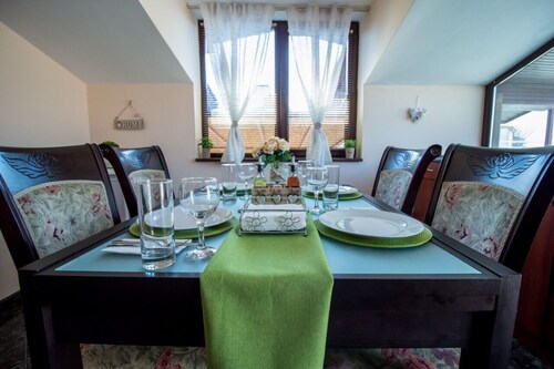 Spacious Renovated Top Floor of a House &  PrivateTerrace