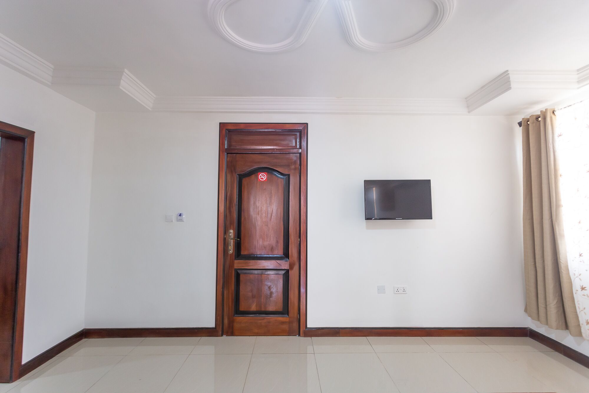 family room | in-room safe, desk, laptop workspace, blackout curtains