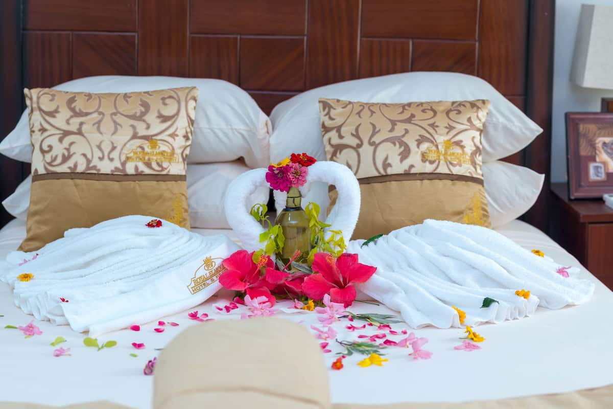 junior room | in-room safe, desk, laptop workspace, blackout curtains