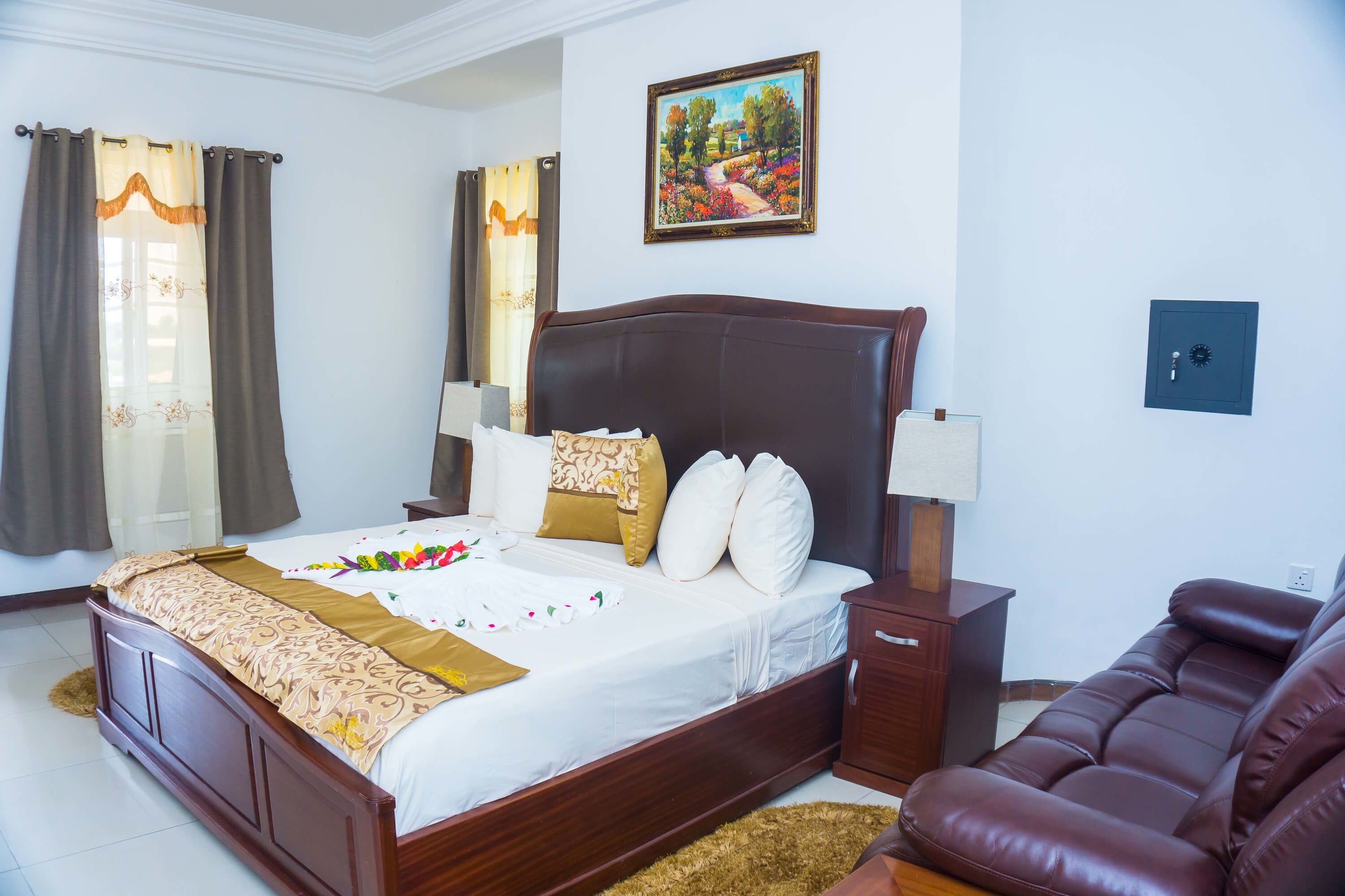 Caja de seguridad en la habitación y escritorio 