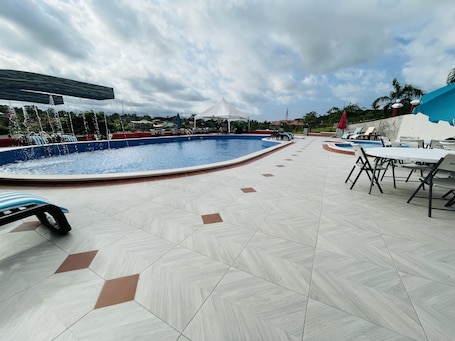 Una piscina al aire libre