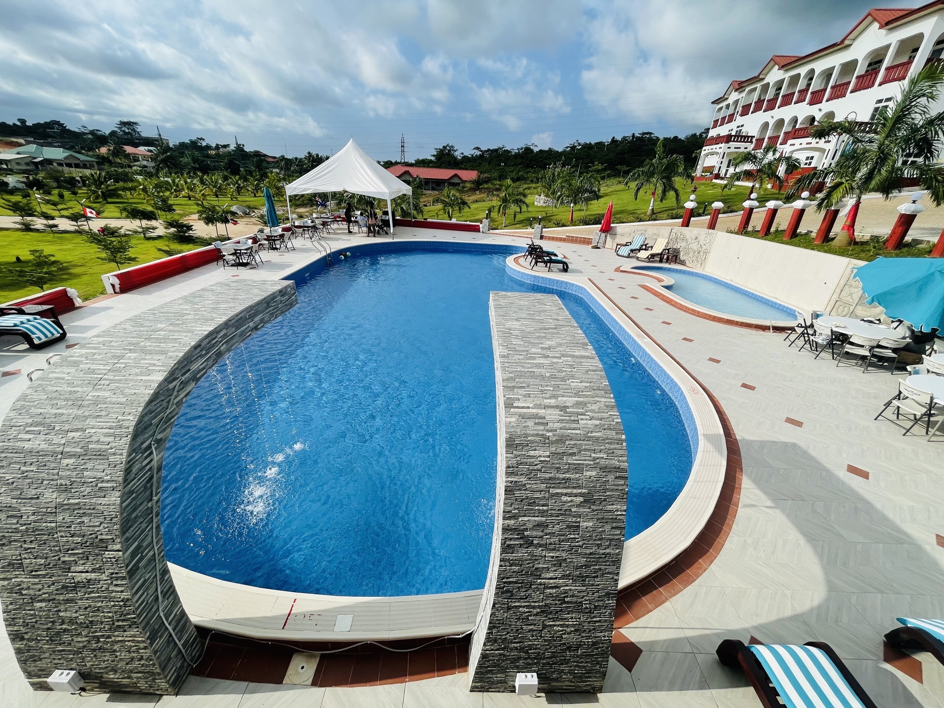 Una piscina al aire libre