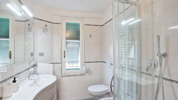 Dusche, Regendusche, kostenlose Toilettenartikel, Haartrockner