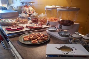 Quarto casal romântico de uso individual | Cozinha compartilhada | Geladeira grande, fogão, cooktop, lava-louças
