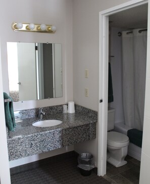 Bathtub dan shower terpisah dan handuk