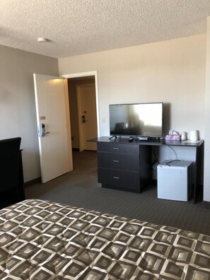 1 bedroom, desk, blackout curtains, free WiFi - Arbour Ridge Inn & Suites (Kindersley)
