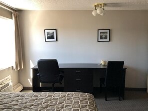 1 bedroom, desk, blackout curtains, free WiFi - Arbour Ridge Inn & Suites (Kindersley)