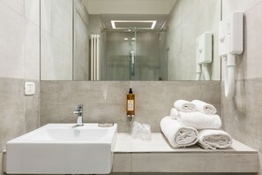 Departamento panorámico, 2 habitaciones | Lavabo en el baño