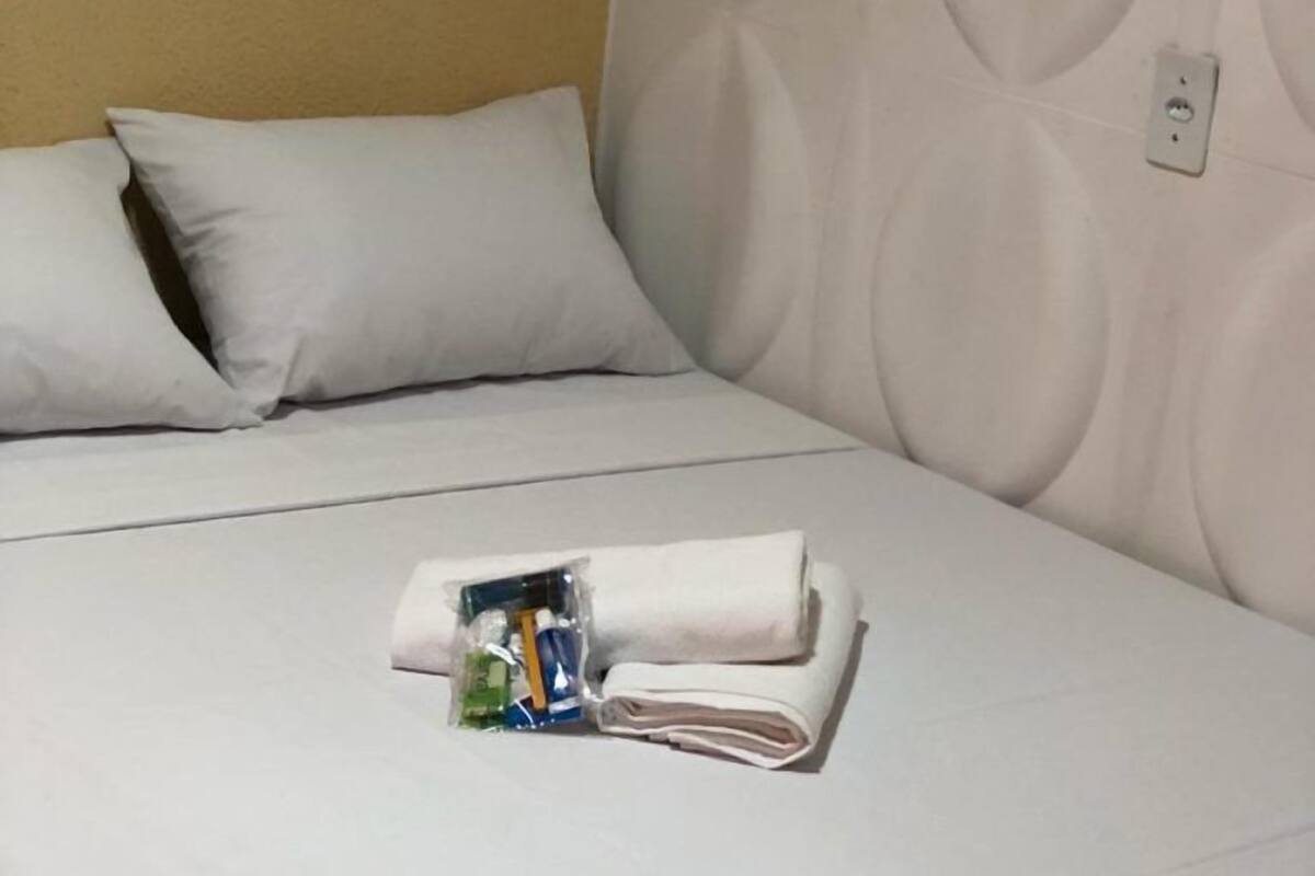1 dormitorio, escritorio, cortinas opacas y cunas (de pago)