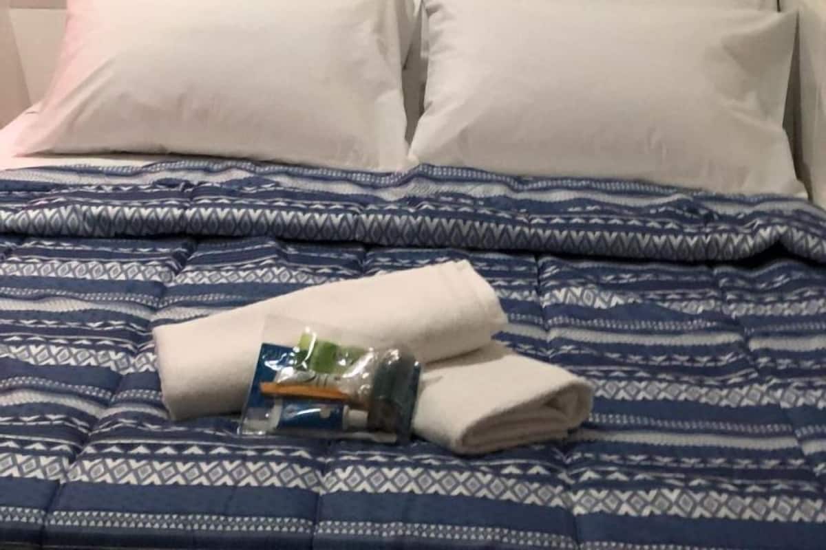 1 dormitorio, escritorio, cortinas opacas y cunas (de pago)