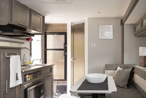 ثلاجة، ميكروويف، فرن، موقد طهي مسطح