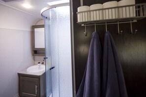 Dusche, Haartrockner, Handtücher, Seife