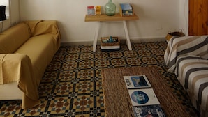 Lobby sitting area - Sol y Mar Surf Camp - Hostel (La Oliva)