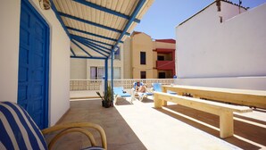 Porch - Sol y Mar Surf Camp - Hostel (La Oliva)