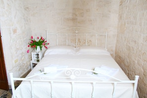 Deluxe Suite (Trullo) | Premium bedding, down duvets, minibar, individually decorated - Trulli Antica Fonte (Alberobello)