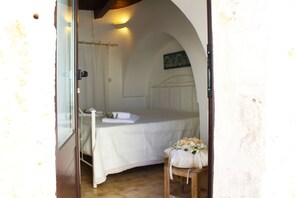 スーペリア スイート (Trullo) | 高級寝具、羽毛の掛け布団、ミニバー、客室ごとに異なる装飾