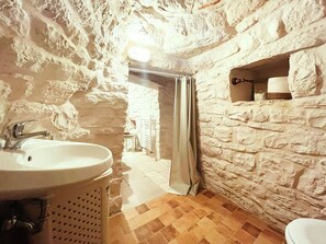 Luxury Duplex | Bathroom | Shower, free toiletries, hair dryer, bidet - Trulli Antica Fonte (Alberobello)