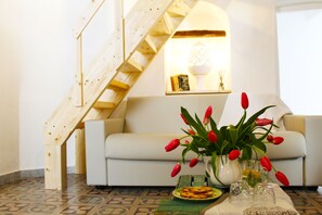 Deluxe Suite (Trullo) | Premium bedding, down duvets, minibar, individually decorated - Trulli Antica Fonte (Alberobello)