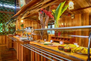 Buffet déjeuner gratuit tous les jours