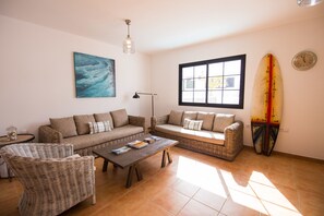 Lobby sitting area - Surfers Retreat - Hostel - Adults Only (La Oliva)