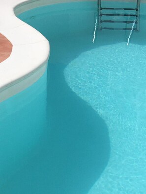 Piscine extérieure, chaises longues