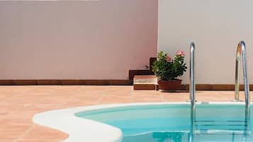 Piscina a l'aire lliure (horari: 08:30-18:00) i gandules