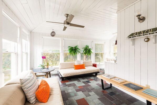 Huvila (4 Bedrooms) | Oleskelualue | Takka
