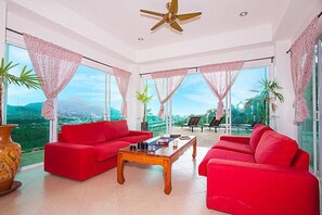 Luxury-Villa (Multiple Bedrooms) | Wohnzimmer | 40-Zoll-Smart-TV mit Kabelempfang, Fernseher, Kamin