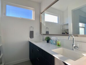 吹风机、毛巾、洗发水、卫生纸