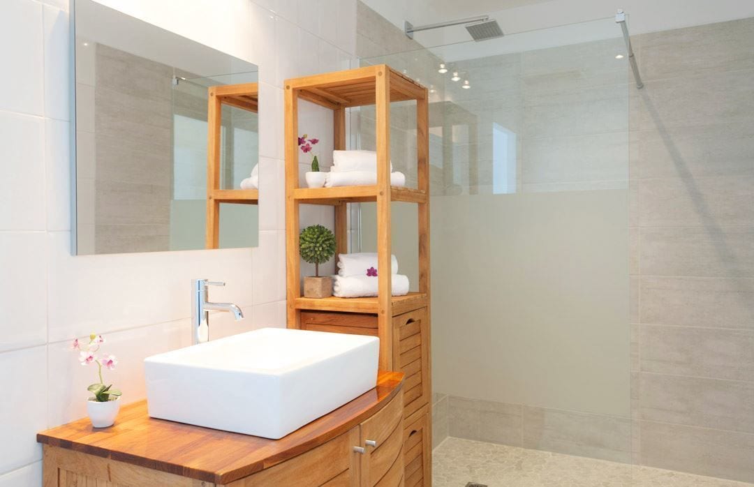Comfort villa, 1 slaapkamer, uitzicht op zee | Badkamer | Een douche, een haardroger, handdoeken