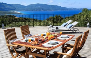 Comfort Villa, 2 Bedrooms, Sea View | In-room dining