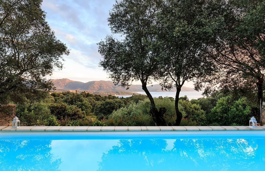 Una piscina al aire libre de temporada, tumbonas